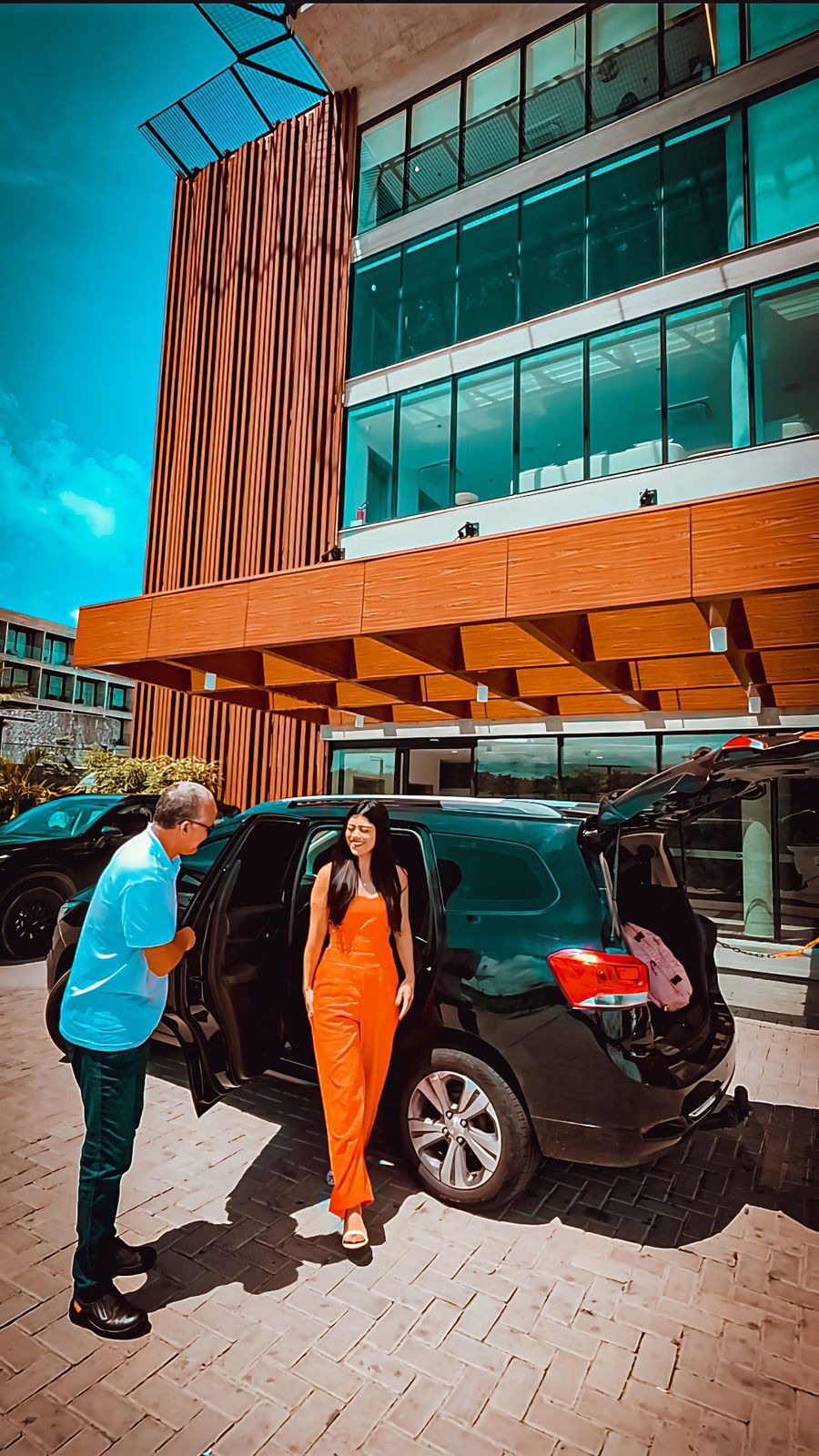 Motorista OXE recebendo passageira em hotel
