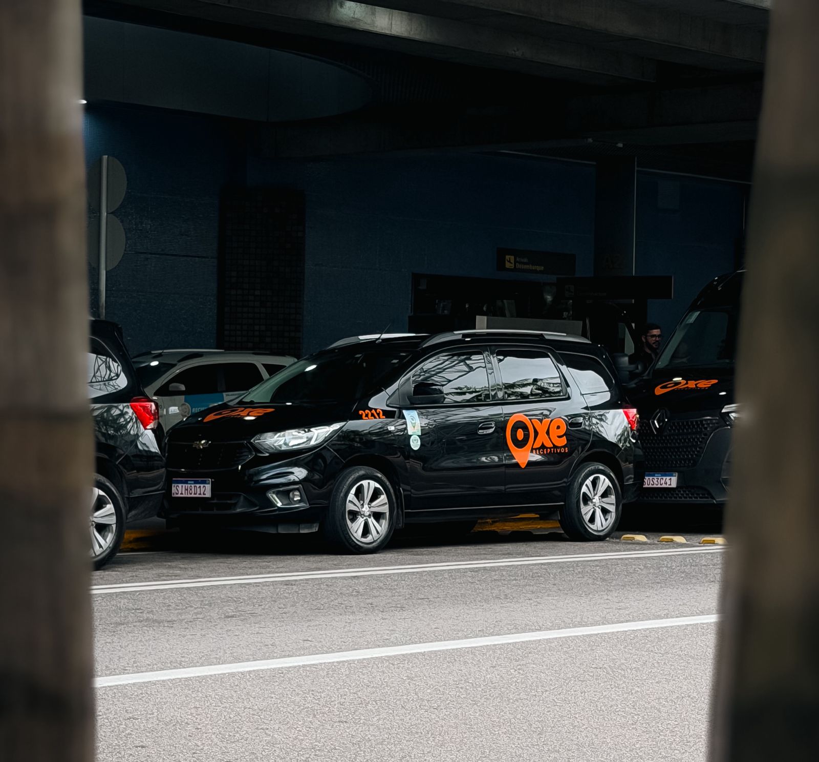 Frota OXE aguardando passageiros no Aeroporto do Recife